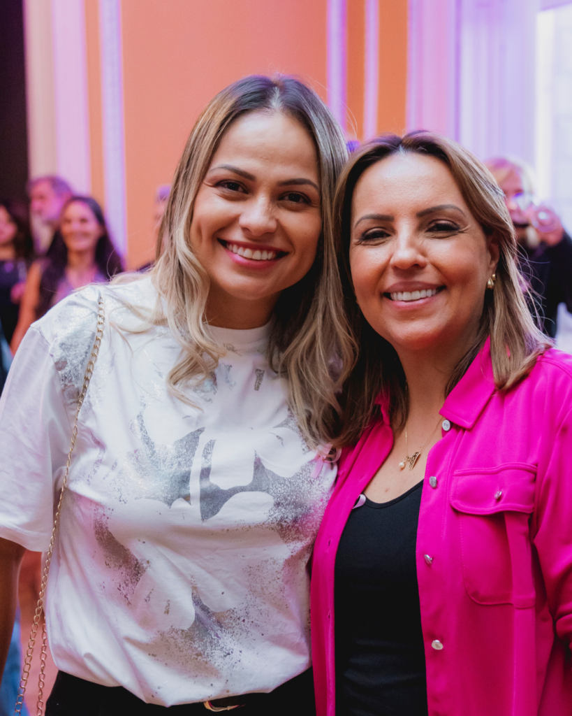 A força do Outubro Rosa: unindo vozes na luta contra o câncer de mamaO Outubro Rosa é uma oportunidade valiosa para dar visibilidade ao Movimento do Otimismo e às iniciativas na luta contra o câncer de mama. Este mês dedicado à prevenção não apenas ilumina o trabalho do Movimento, mas também permite alcançar mais pessoas que precisam de apoio e se beneficiariam da rede de solidariedade. Infelizmente, muitas vezes, o que é positivo e construtivo não recebe a atenção que merece em meio a tantas outras questões. No entanto, através do Outubro Rosa, eles conseguem mudar essa narrativa, promovendo a conscientização e o amor. Esse evento especial conecta indivíduos que compartilham histórias de luta e superação, reforçando a importância da prevenção e do cuidado. Cada novo contato representa uma oportunidade de oferecer apoio e esperança a quem mais precisa. A equipe do Movimento do Otimismo agradece a todos que participaram e contribuíram para que essa mensagem de otimismo e solidariedade se espalhasse. Juntos, podemos fazer a diferença e mostrar que, mesmo em tempos desafiadores, a luz da empatia e do amor sempre prevalecerá. Também é importante ressaltar a contribuição dos artistas que apoiaram a causa, como Roberto Bomtempo, Miriam Freeland, Marcelo Antony, Susana Werner, Joana Balanguer, Ursula Corona, Fernanda Rodrigues e Michelly Serotnik, que vestindo a camiseta do Outubro Rosa e compartilhando o trabalho do Movimento em suas redes sociais, ampliando ainda mais o alcance e impacto da iniciativa. APOIE A CAUSA Com 20 euros por ano você pode se tornar um apoiar fixo da Associação Partilhas - https://forms.gle/HuNDCyBbJQGwgz1BA Caso deseje ser voluntário da associação preencha aqui - https://forms.gle/nX2FuDpW6Ksko9dR6 Para ajudar a manter esta rede movimento do otimismo. Podem se associar sendo um dos membros e ter descontos com parceiros por apenas 8 euros por mês Ou comprando a t-shirt do Movimento do Otimismo por 20 euros. AGRADECIMENTO ESPECIAL AOS FORNECEDORES DO NOSSO COQUETEL Coquetel Outubro Rosa by Movimento do Otimismo | foto Fernando Emanuel DJ 